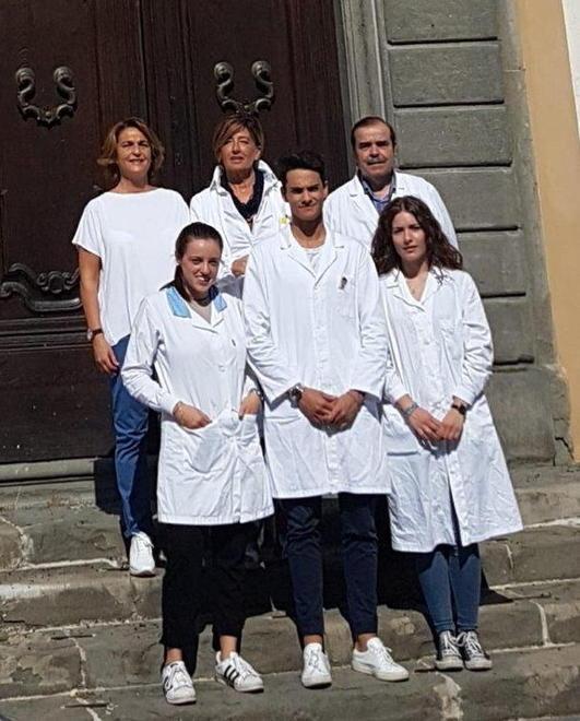 Studenti nel laboratorio di anatomia patologica per preparare i campioni 