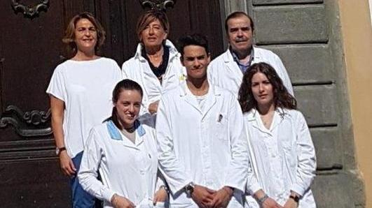 Studenti nel laboratorio di anatomia patologica per preparare i campioni