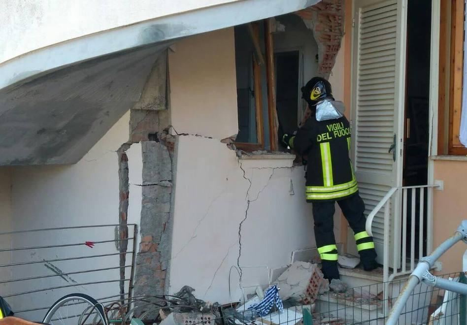 Esplode l’appartamento due turisti si salvano saltando dalla finestra