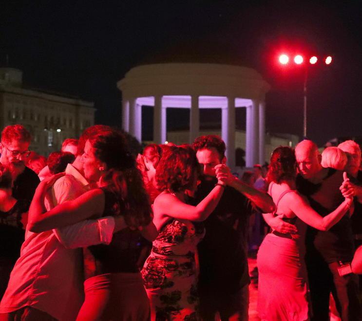 Tutta la magia del tango della Milonga solidaria ha incantato il tramonto sulla Terrazza Mascagni