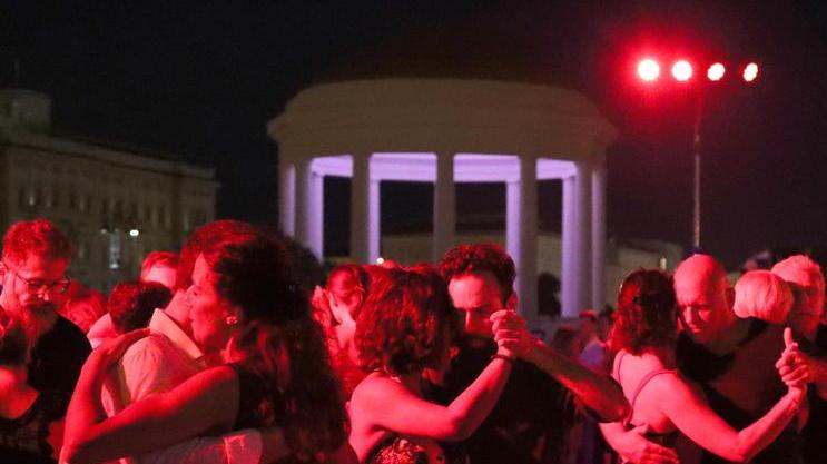 Tutta la magia del tango della Milonga solidaria ha incantato il tramonto sulla Terrazza Mascagni