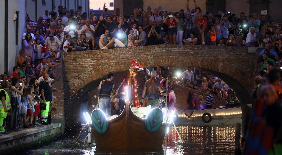 Magica notte sui canali tra luci e maschere