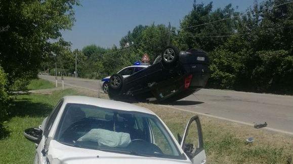 Scontro durante il sorpasso, 2 feriti