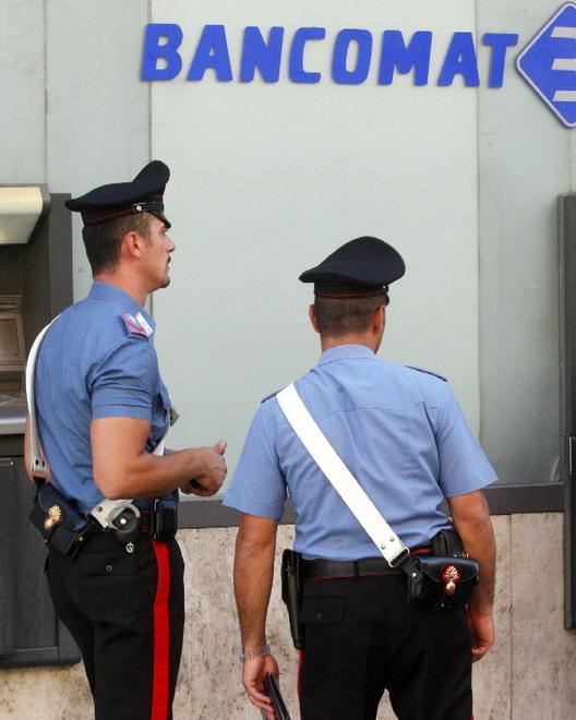 L’amica prendeva il bancomat e le “alleggeriva” il conto 