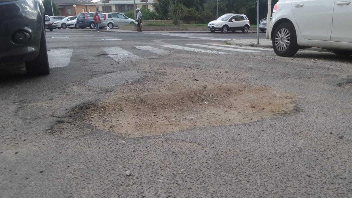 Spunta un cratere in mezzo alla strada