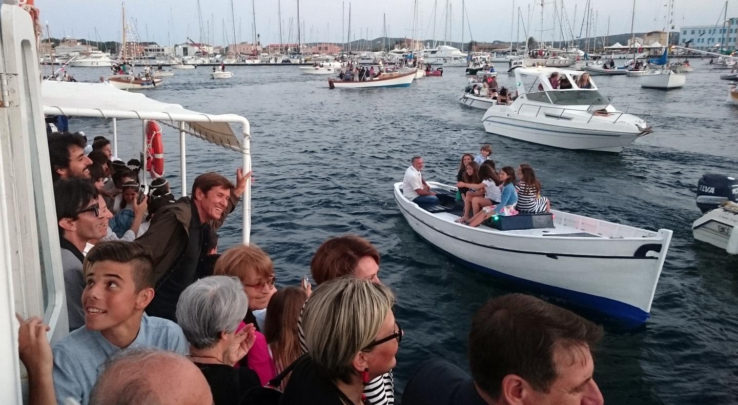 Processione in barca e pieno di applausi per Gianni Morandi