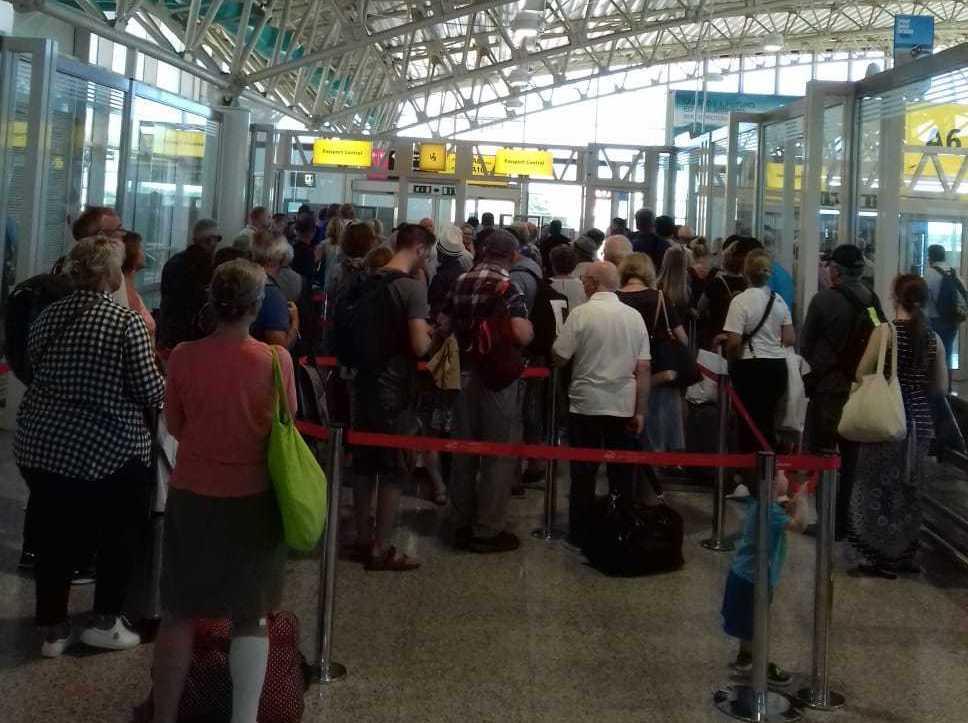 Polizia, rinforzi al minimo per il porto e l’aeroporto 