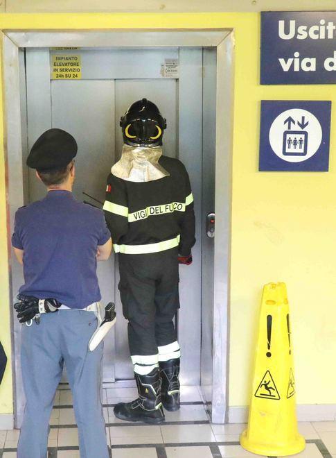 Bloccati in ascensore partendo per le vacanze, paura in stazione 