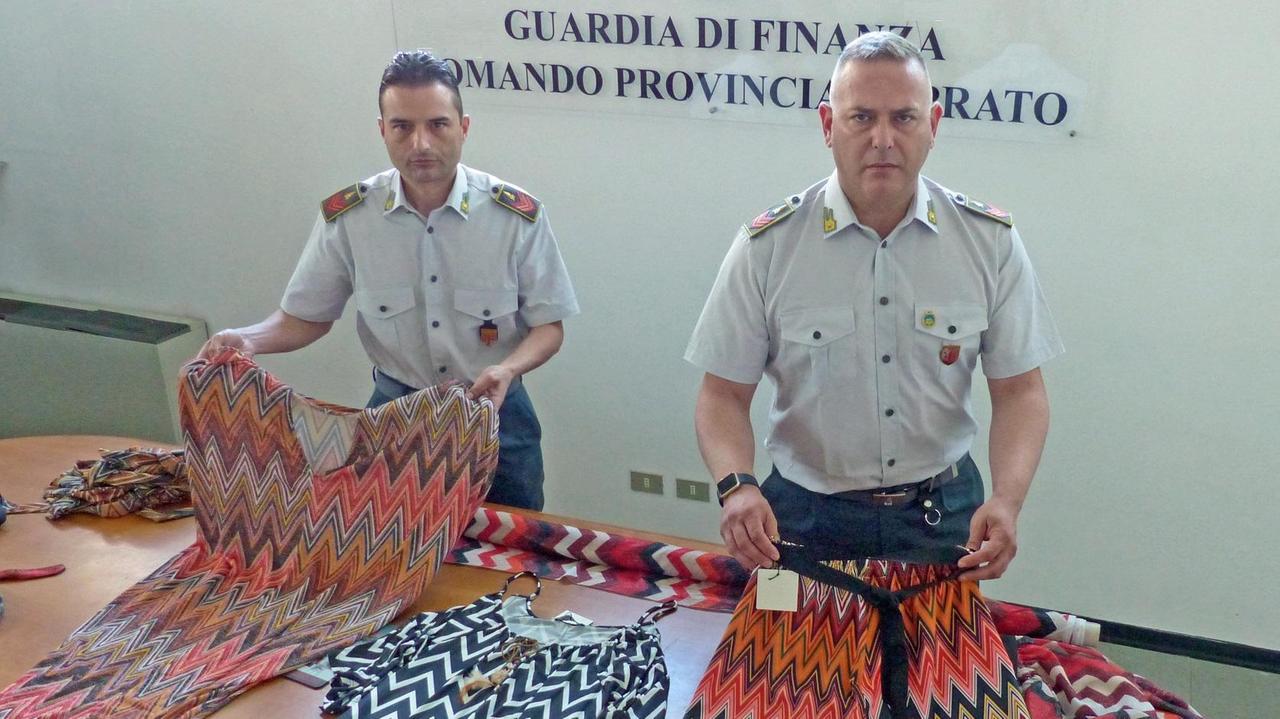 Alcuni degli indumenti sequestrati dalla guardia di finanza