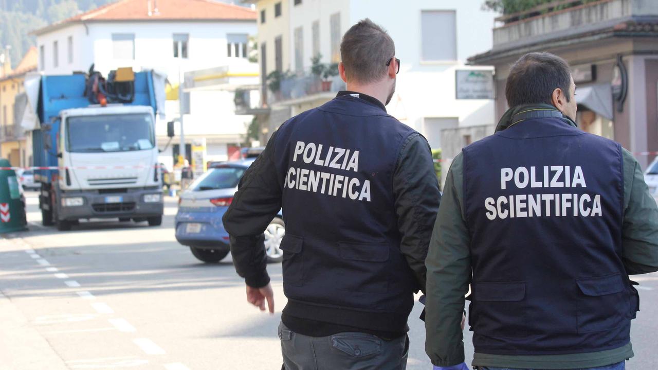 Due agenti della polizia scientifica, intervenuta nel sopralluogo (foto d'archivio)