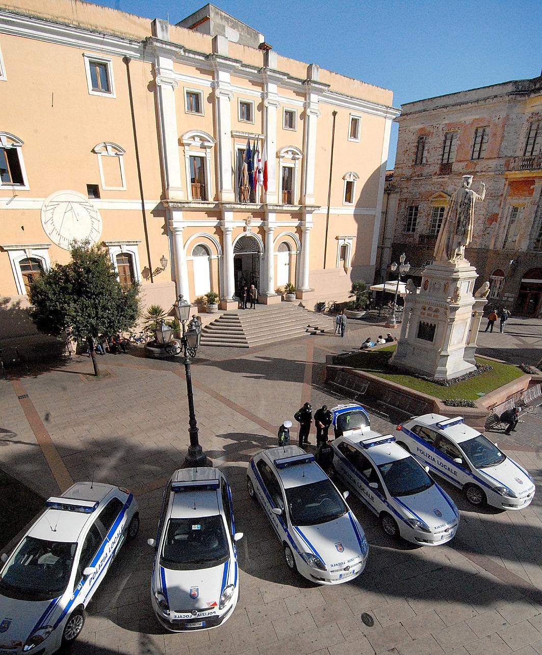 Auto della polizia locale in piazza Eleonora