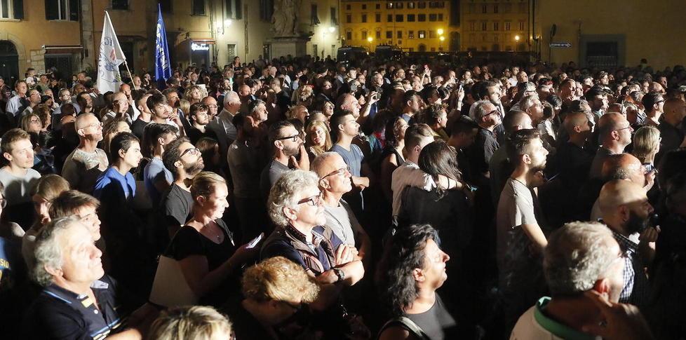 Uno studente pisano: «Picchiato da due uomini al comizio di Salvini»