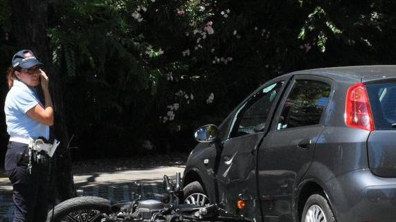 Scontro auto-moto Ragazzo di 21 anni portato all’ospedale