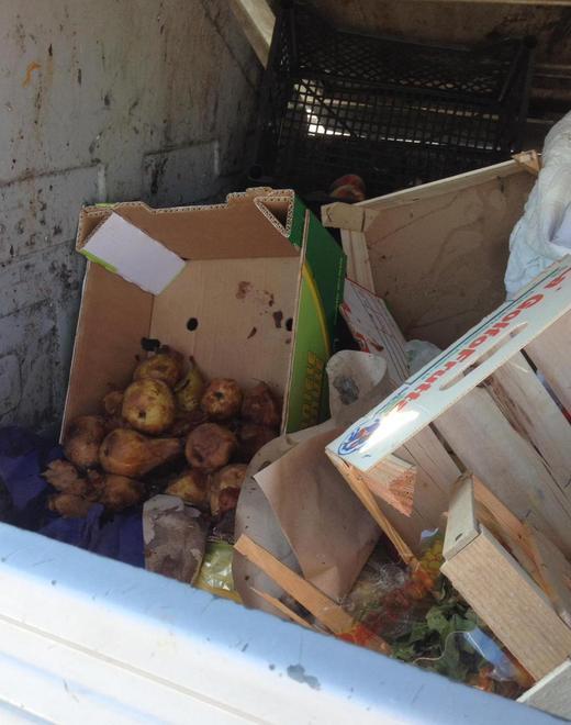 La frutta dell’ortolano finisce nei cassonetti I negozianti protestano 