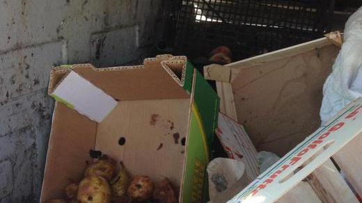 La frutta dell’ortolano finisce nei cassonetti I negozianti protestano