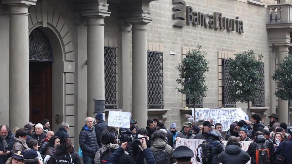 Crac Etruria, la bancaria si difende: «Anch’io vittima dei bond»