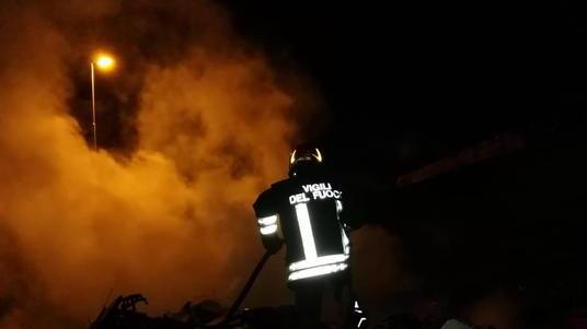 Incendio nel campo nomadi Benedetti attacca i 5 Stelle