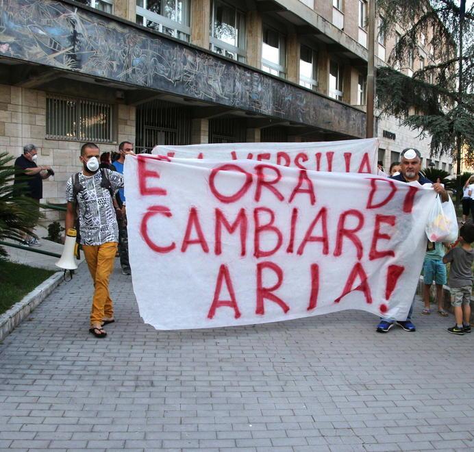 Il cattivo odore è tornato nella notte in centro e poi all’alba in periferia