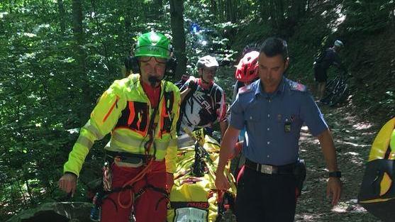 Cade in bici in montagna: elicottero salva 43enne