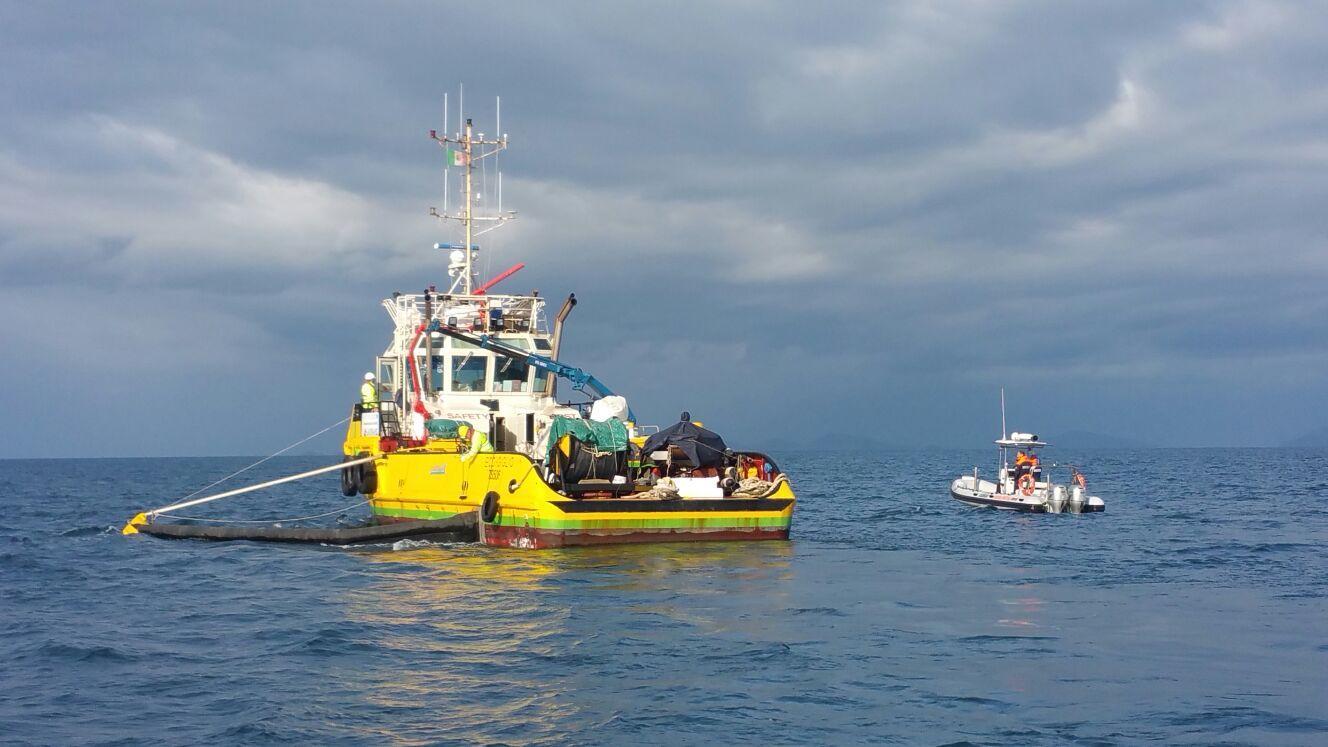 Un battello disinquinante al lavoro nelle Bocche di Bonifacio