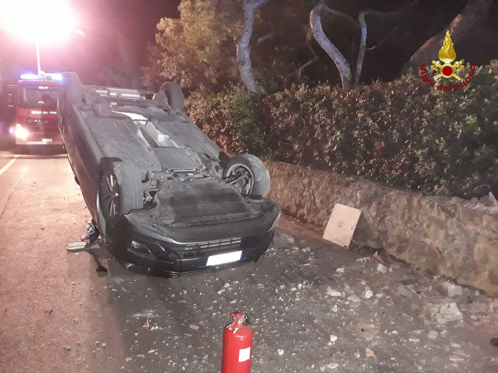 Con l'auto si schianta contro un muro e poi si ribalta