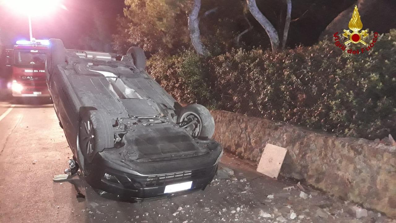 Con l'auto si schianta contro un muro e poi si ribalta