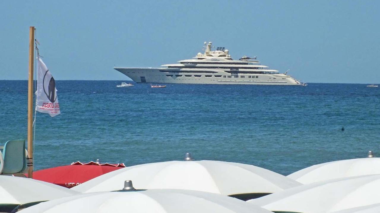 Lo spettacolo del Dilbar, il gigante lungo 156 metri del tycoon russo Usmanov