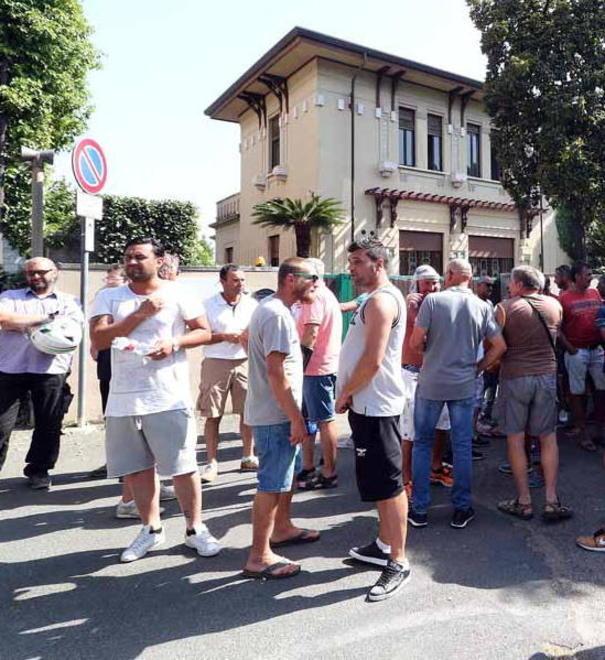 Marmo, mattinata di sciopero e tre presidi: trattativa avanti a oltranza con schiarita 