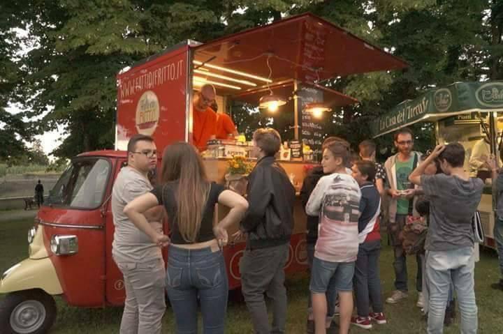 Cibo su tre ruote nel locale estivo "Il Prato" di via Torricelli