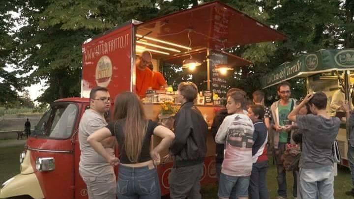 Cibo su tre ruote nel locale estivo "Il Prato" di via Torricelli