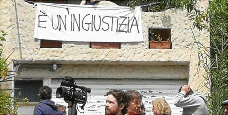 Uno striscione sulla facciata della casa della madre
