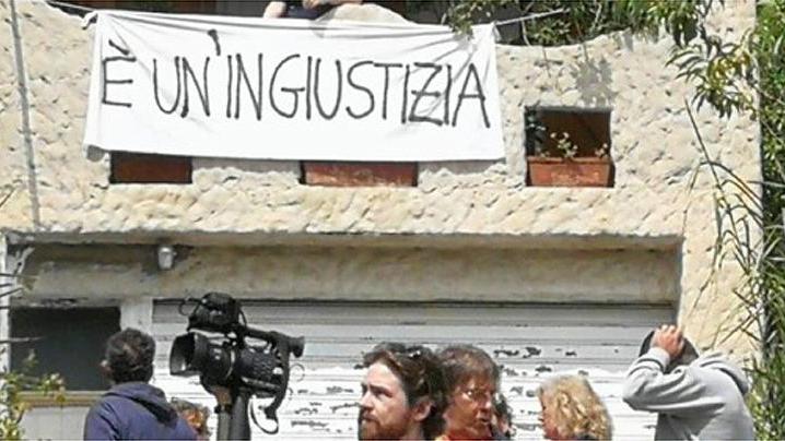Uno striscione sulla facciata della casa della madre