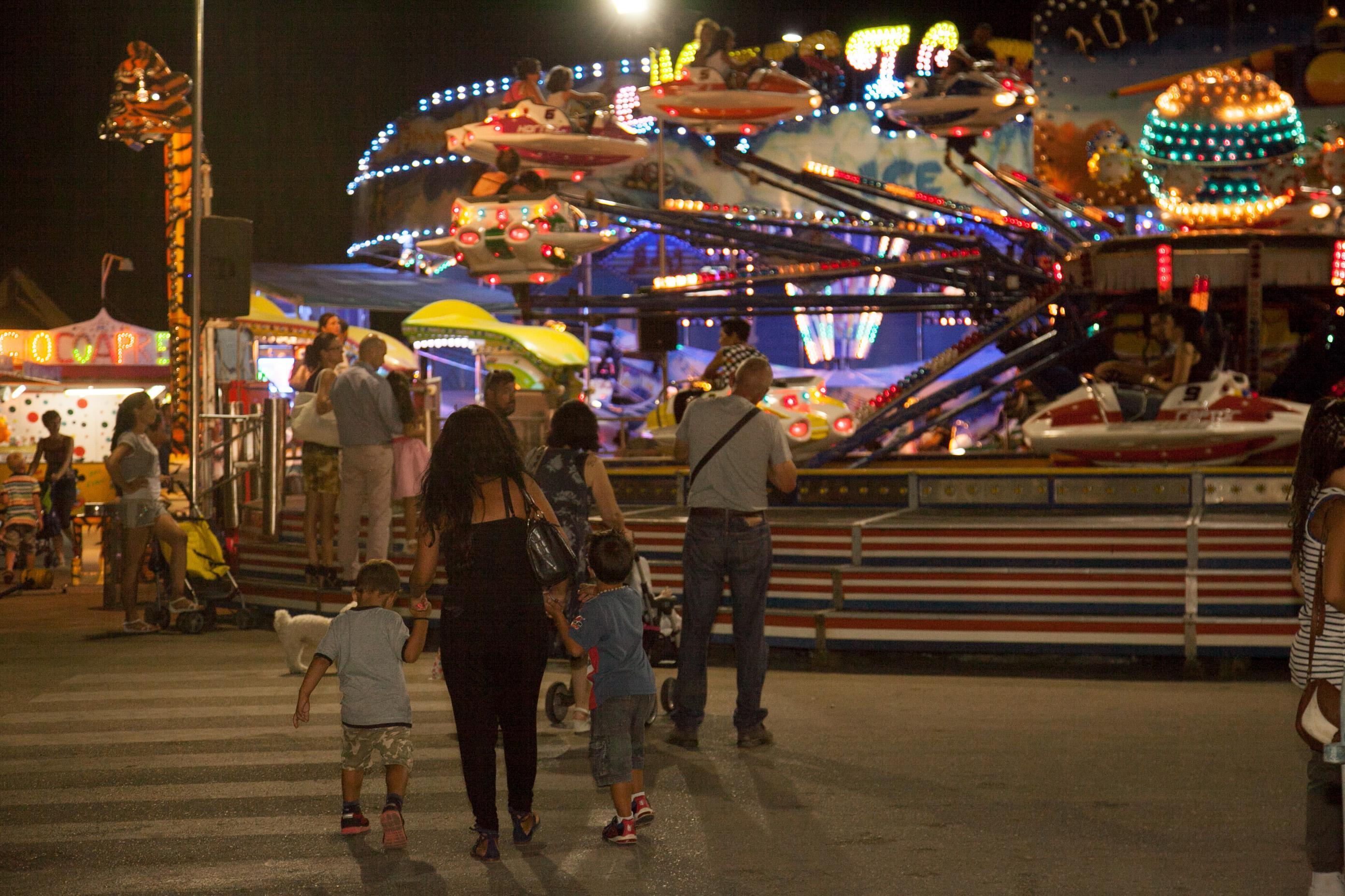 Alghero, sul lungomare Barcellona si sono accese le luci del luna park 