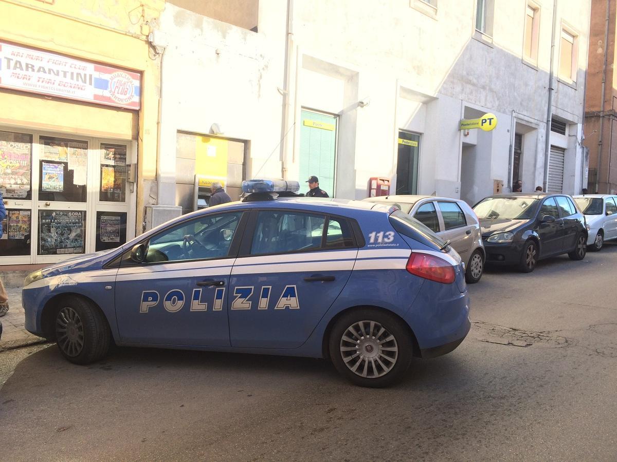 L'auto della polizia davanti al bancomat delle poste di via Bogino