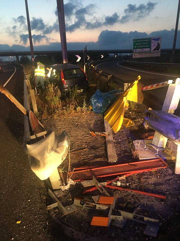 Colpo di sonno alla guida: auto fuori strada