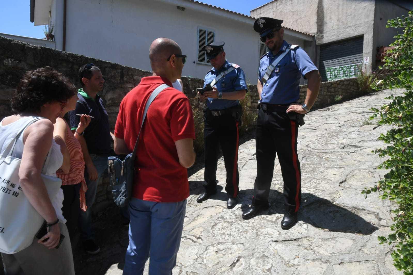 I carabinieri davanti alla case della madre