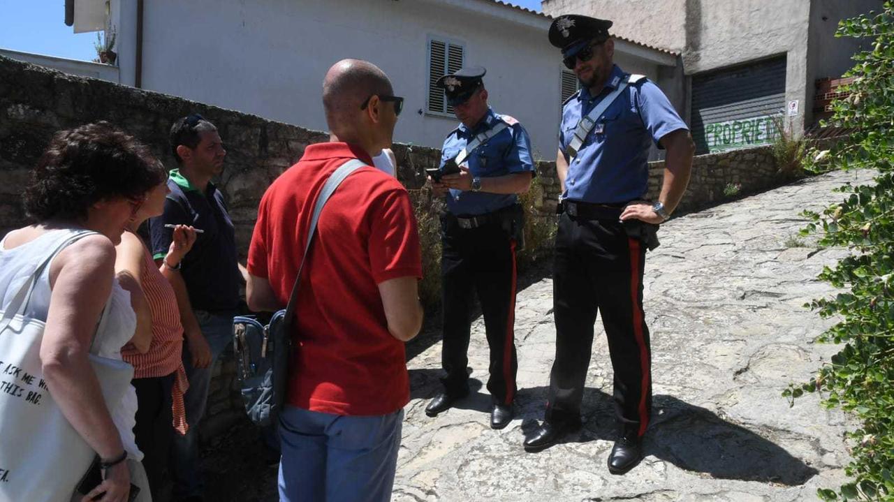 I carabinieri davanti alla case della madre