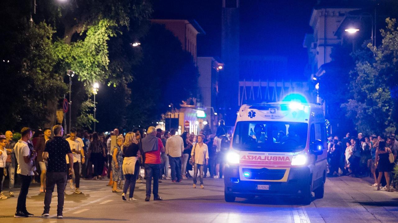 Un'ambulanza in mezzo alla folla su viale Verdi