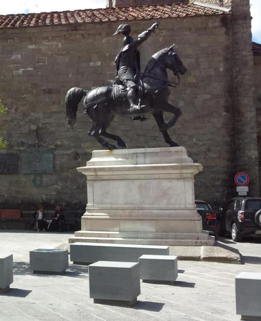Il nuovo volto di Piazza Ferrucci “zona franca” intorno alla statua 