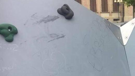 Vandali in piazza divelti alcuni pali e giochi danneggiati
