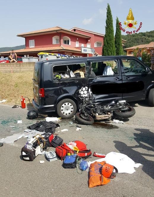 Frontale con la moto Ventinovenne gravissimo Rianimato sulla strada