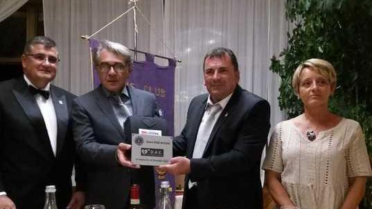 Il Lions dona un defibrillatore alla scuola di sci dell’Amiata