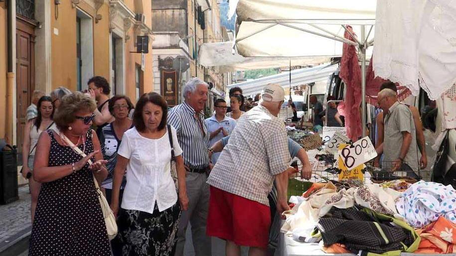 Carrara, slitta ancora il trasloco del mercato ambulante