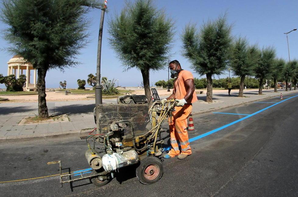 La realizzazione dei primi stalli blu sul viale Italia (Marzi Pentafoto)