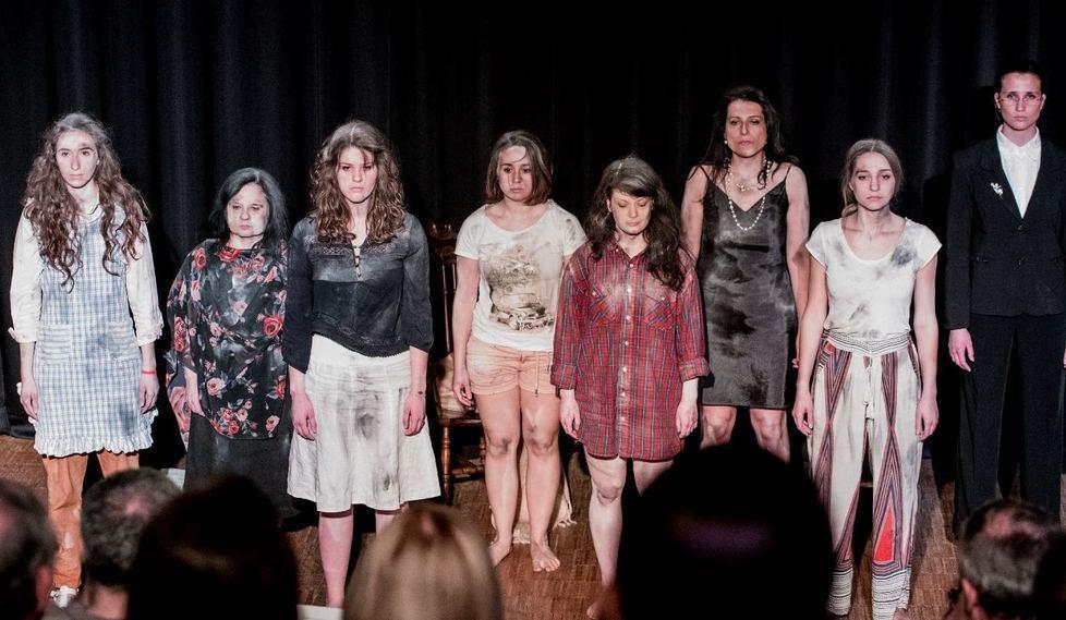 Studentesse universitarie con la passione del teatro 