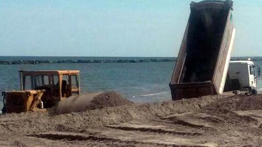 Un carico di nuova sabbia Gli operatori tirano il fiato