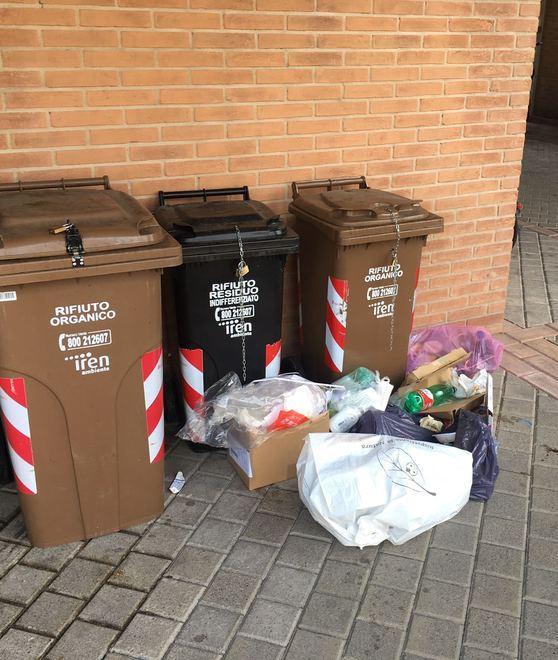 Rifiuti sotto i portici di via Pansa