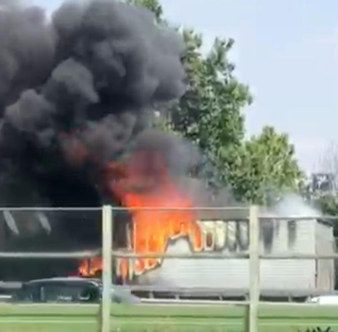 Camion divorato dalle fiamme traffico in tilt in tangenziale 