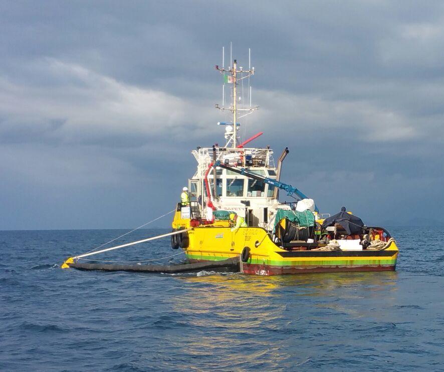 Un’isola di paraffina: le coste della Gallura in stato d’allerta 