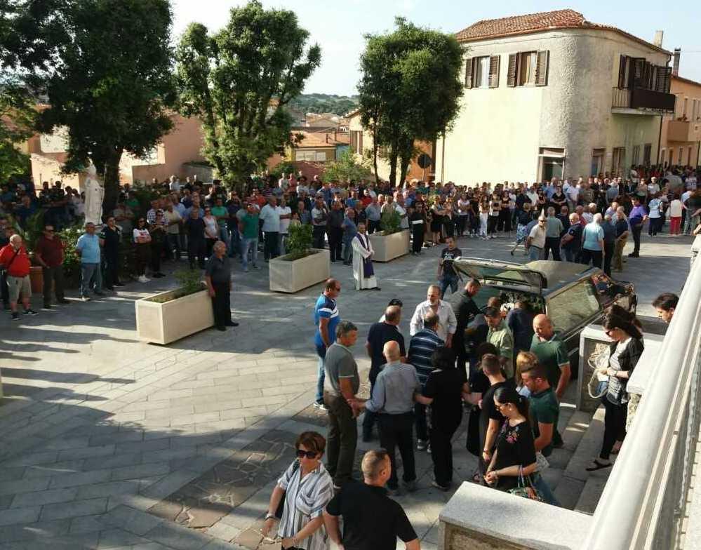 L’ultimo saluto a Giuseppe Fresu Monti si ferma e cala il silenzio 